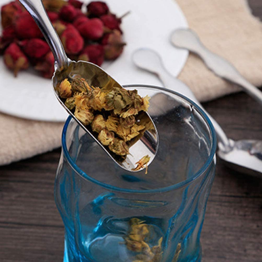 Picture of loose leaf tea, scoop holding tea and blue cup